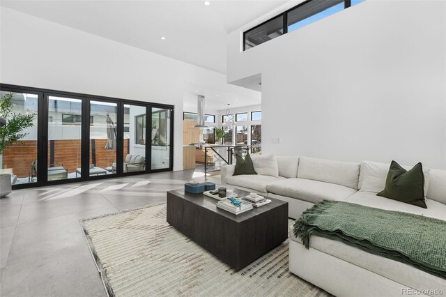 living room featuring recessed lighting and a towering ceiling