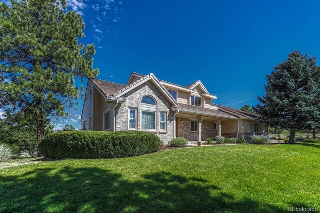 view of front of property featuring a front lawn