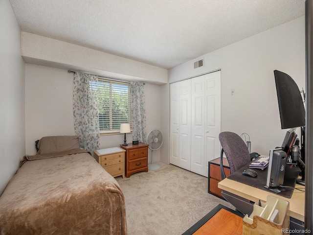 309 E Highline Cir Unit 104, Centennial, CO 80122 - bedroom featuring light colored carpet, a closet, and a desk