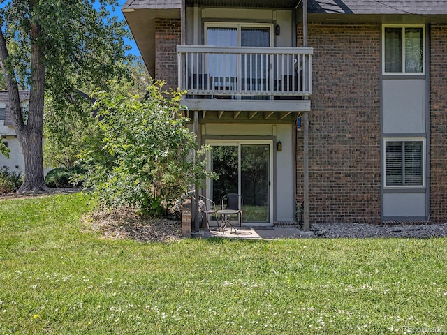 309 E Highline Cir Unit 104, Centennial, CO 80122 - entrance to property featuring a balcony, brick siding, and a lawn