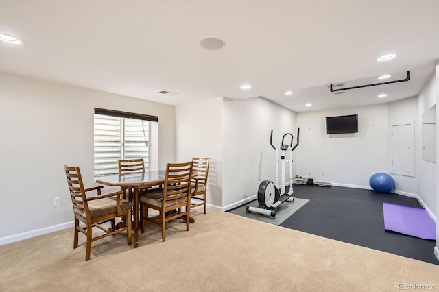 exercise room with visible vents, recessed lighting, and baseboards