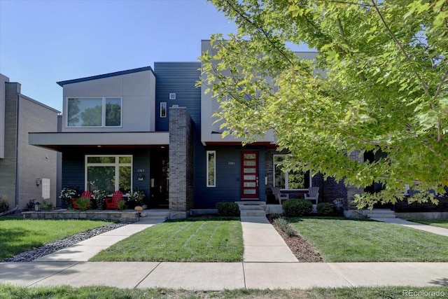 contemporary house featuring a front yard