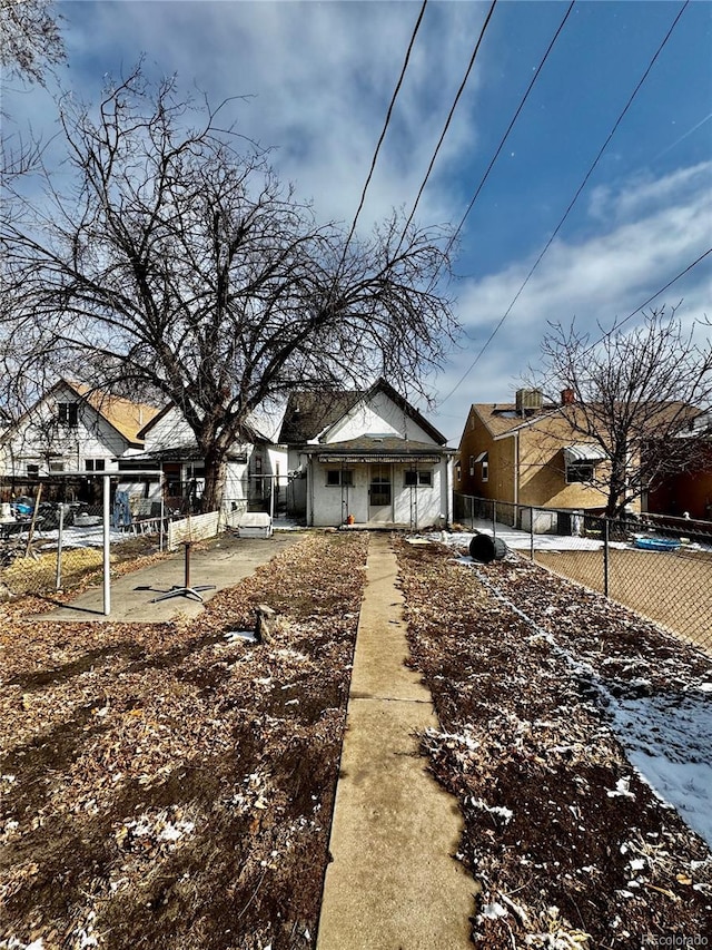 view of front of home featuring a fenced front yard