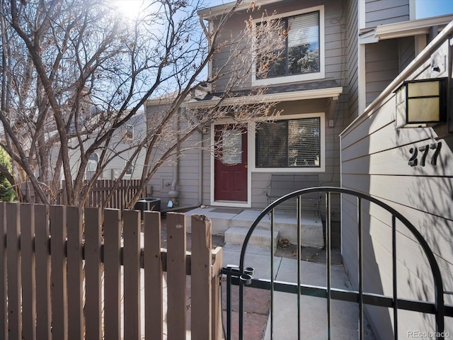 view of front facade featuring a gate and a fenced front yard