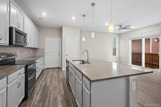 13870 Ash Cir, Brighton, CO 80602 - kitchen featuring stainless steel appliances, dark wood finished floors, a ceiling fan, tasteful backsplash, and recessed lighting