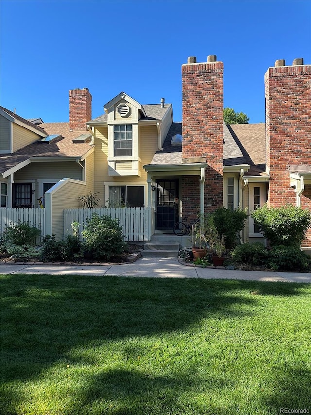 view of front of home featuring a front lawn