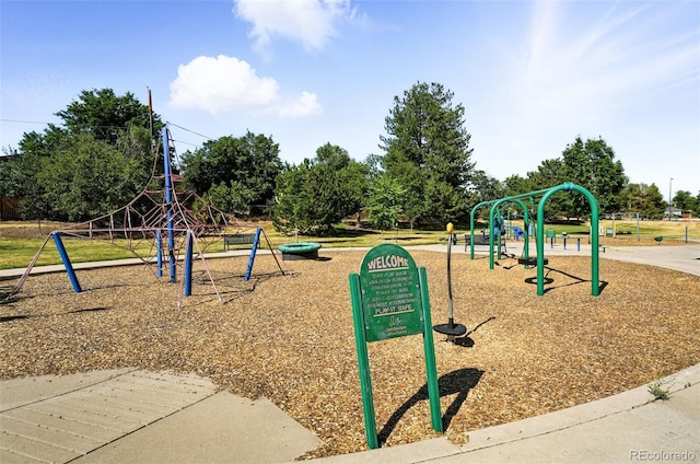 2000 S King St, Denver, CO 80219 - view of community