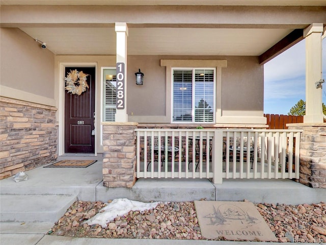 property entrance featuring a porch