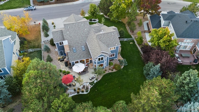 birds eye view of property with a residential view