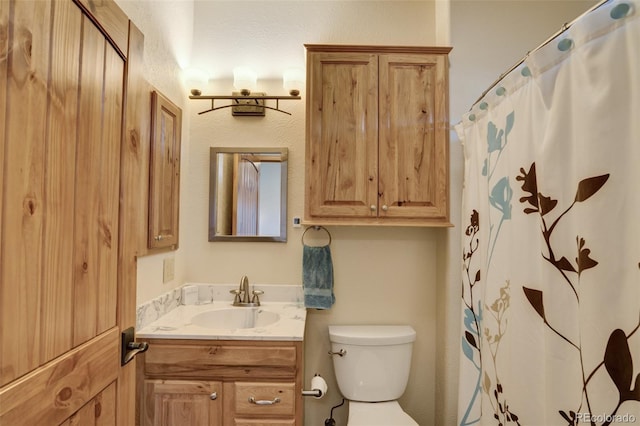 full bath featuring vanity, toilet, and a shower with curtain