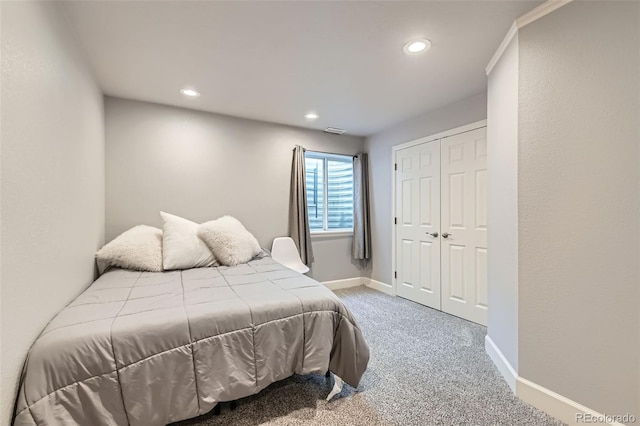 bedroom featuring carpet floors, recessed lighting, a closet, visible vents, and baseboards