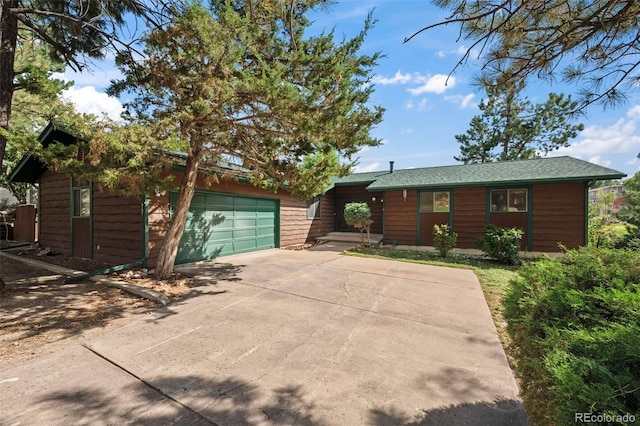 view of front facade with concrete driveway