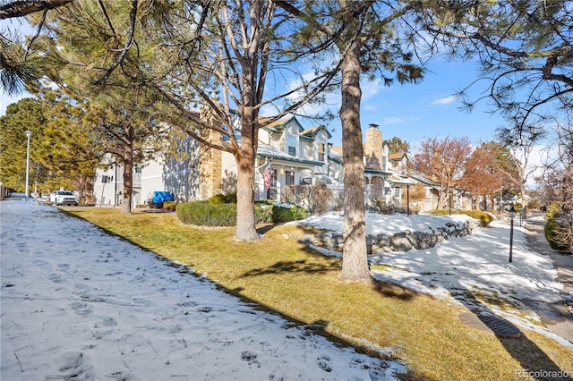 view of front of property featuring a lawn