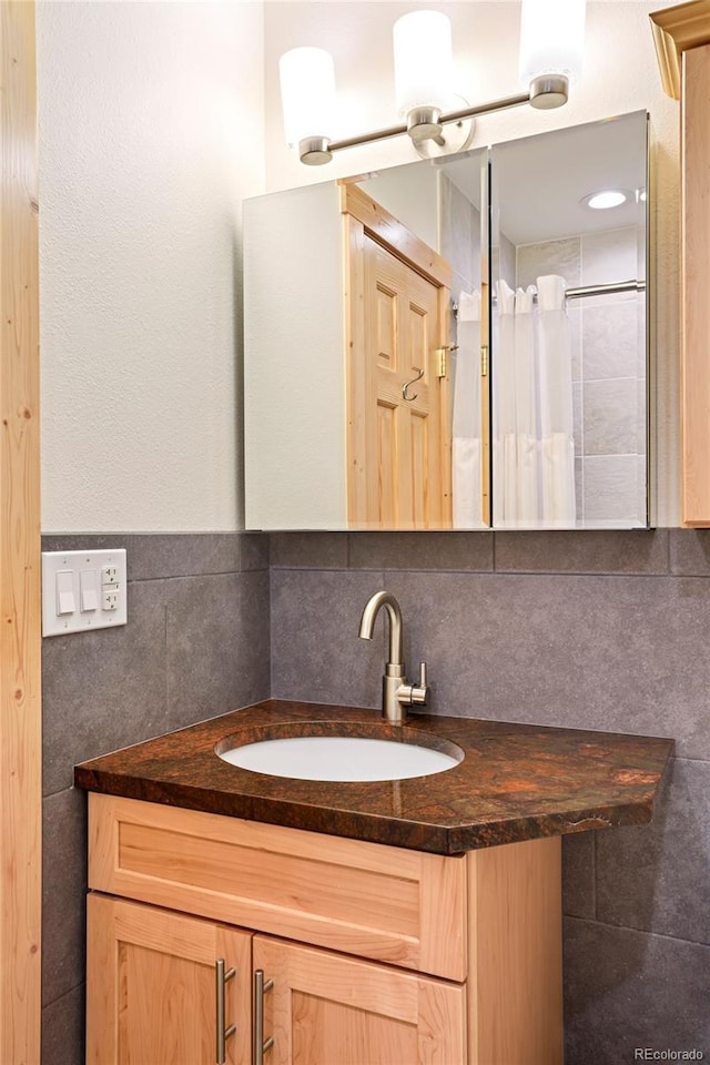 150 Evergreen Rd Unit 204, Dillon, CO 80435 - full bathroom featuring vanity, curtained shower, and tile walls