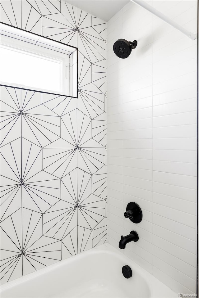 bathroom with tiled shower / bath