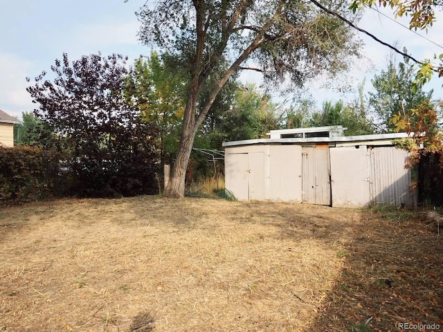 view of yard featuring an outbuilding and a storage unit