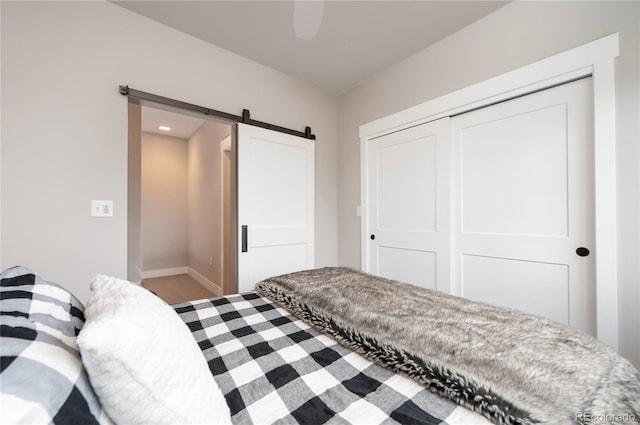 bedroom featuring a barn door and a closet