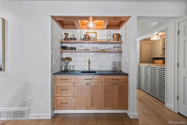 7633 S Gilpin Ct, Centennial, CO 80122 - indoor wet bar with wood finished floors, tasteful backsplash, and baseboards