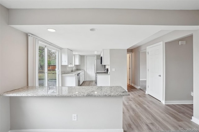 4623 S Kalispell Way, Aurora, CO 80015 - kitchen featuring a sink, white cabinetry, light wood-style flooring, a peninsula, and recessed lighting