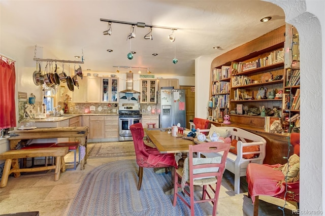 232 N 14th St, Colorado Springs, CO 80904 - dining area with arched walkways