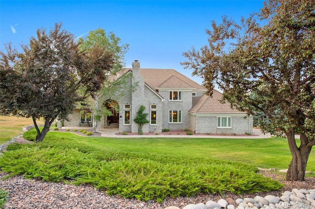 view of front of property featuring a front lawn