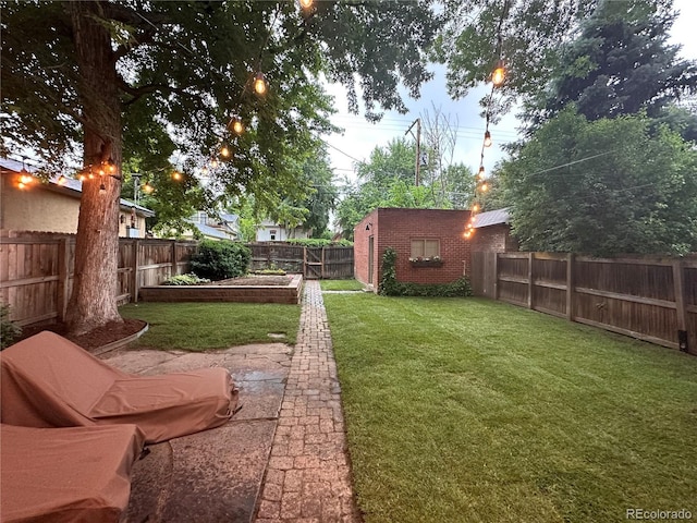 view of yard with an outbuilding