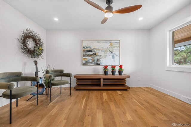 living area with light wood finished floors, baseboards, ceiling fan, and recessed lighting