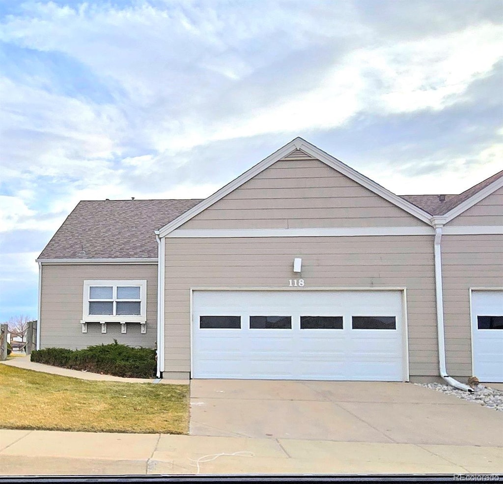 view of front facade with a garage and a front lawn