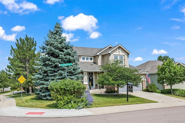 craftsman-style house featuring a front lawn