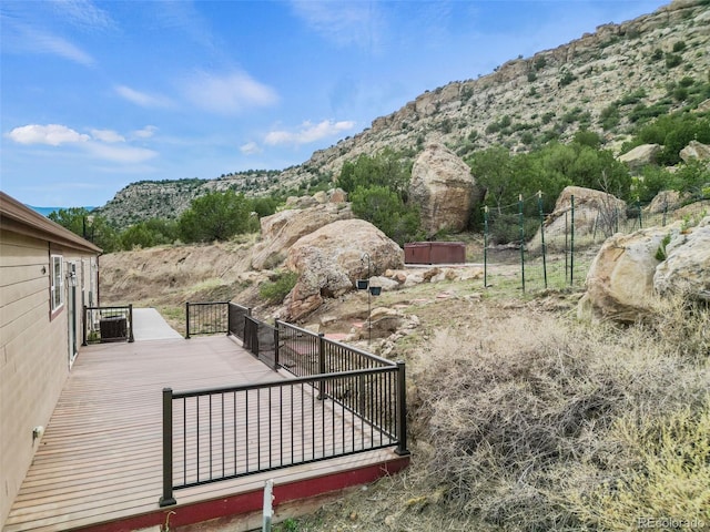 view of yard featuring a mountain view