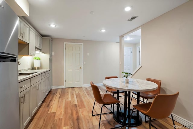 dining room featuring visible vents, recessed lighting, baseboards, and light wood-style floors