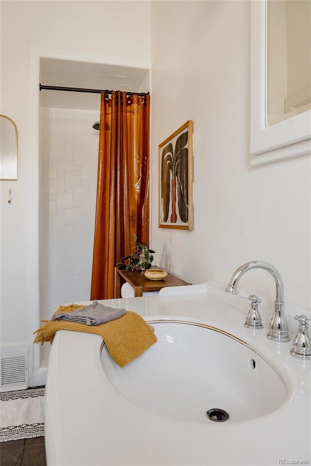 full bath featuring tile patterned flooring, curtained shower, and visible vents
