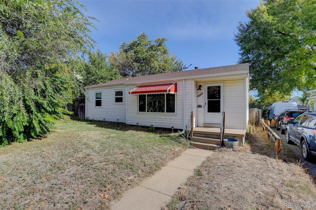 view of front facade with a front lawn