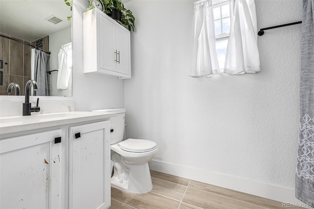 bathroom with a shower with curtain, vanity, and toilet