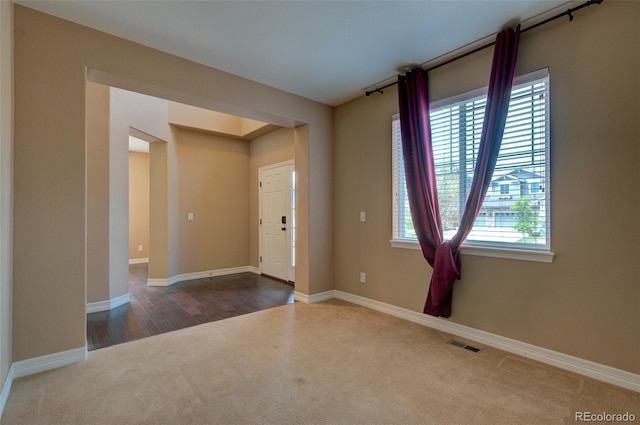 entryway with baseboards, carpet flooring, and visible vents
