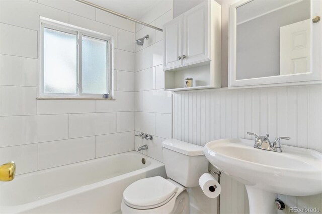 7158 W Roxbury Ave, Littleton, CO 80128 - full bathroom featuring washtub / shower combination, a sink, and toilet