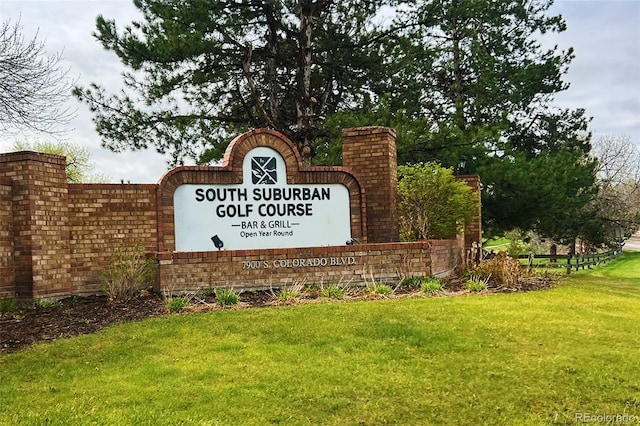 community / neighborhood sign with a yard