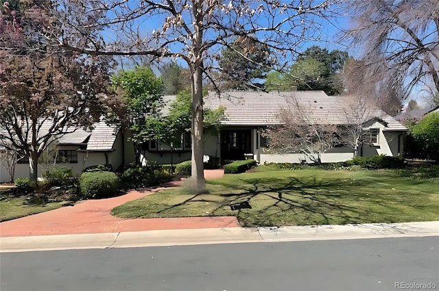 3975 S Cherry St, Cherry Hills Village, CO 80113 - ranch-style house featuring a tile roof, stucco siding, and a front yard