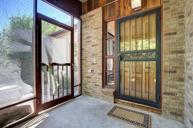 property entrance featuring a porch