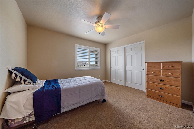 bedroom featuring ceiling fan, carpet floors, a textured ceiling, and a closet