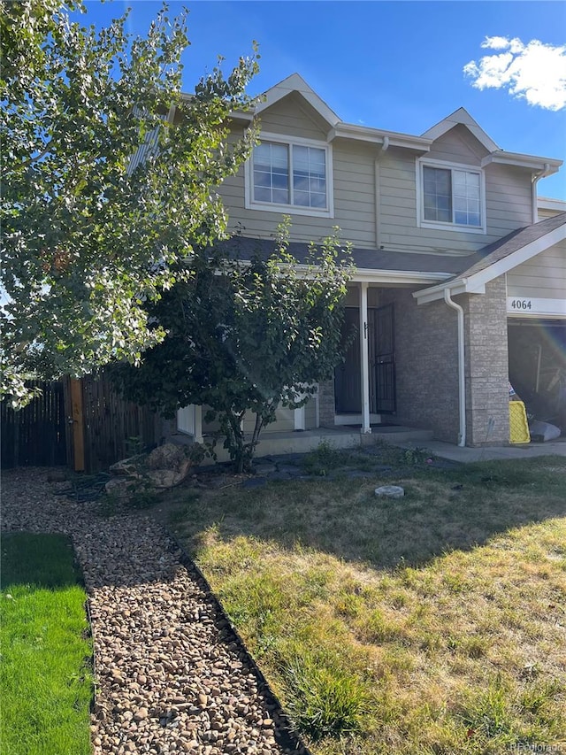 view of front of property featuring a front yard