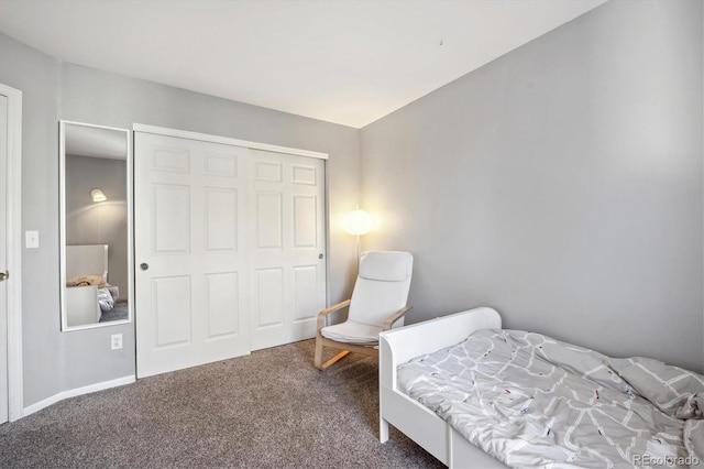 bedroom featuring carpet flooring and a closet