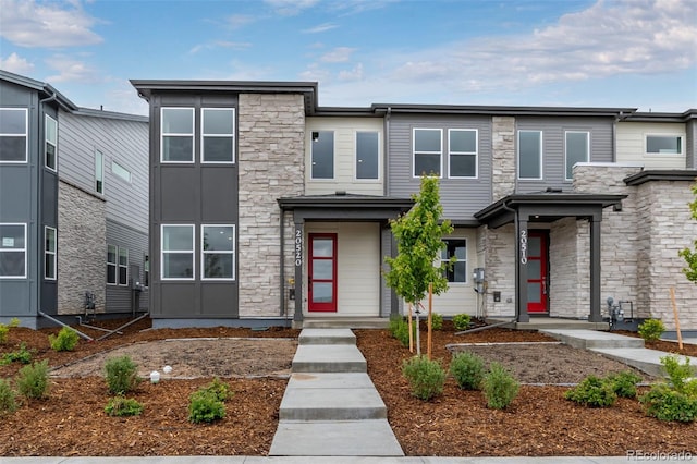 20520 E 58th Ave, Aurora, CO 80019 - contemporary house featuring stone siding