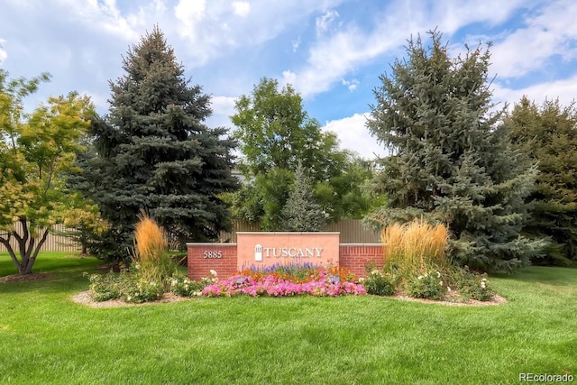 community sign featuring fence and a yard