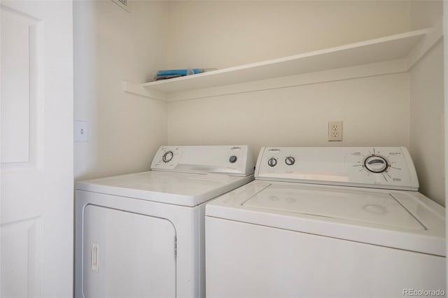 washroom featuring washing machine and clothes dryer