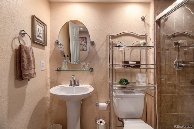 bathroom featuring tiled shower and toilet