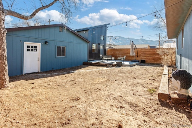 view of yard featuring a mountain view