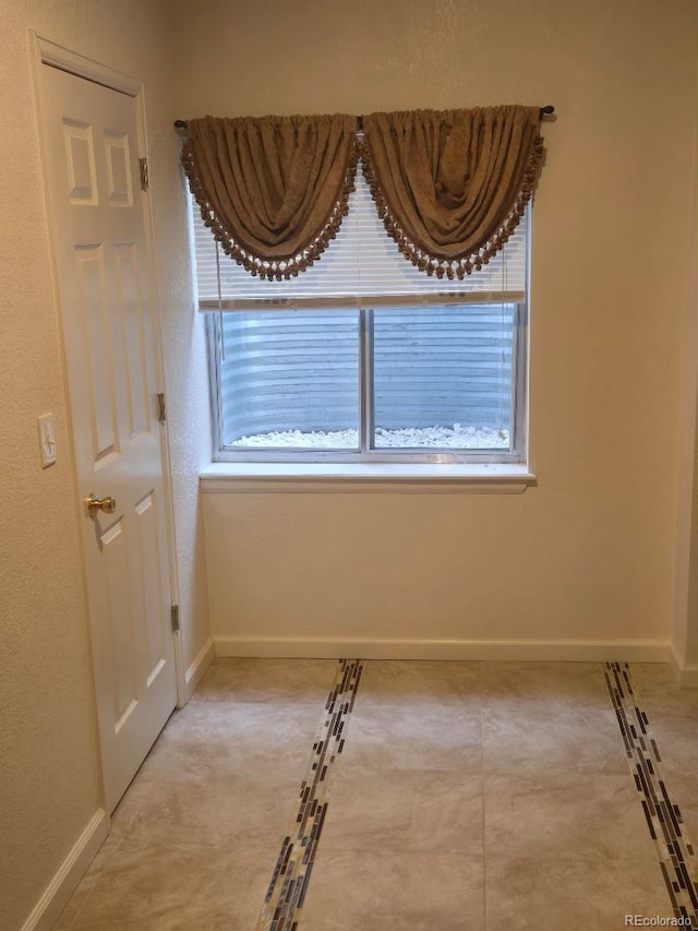 empty room featuring light tile patterned flooring