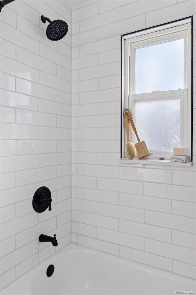 bathroom featuring tiled shower / bath