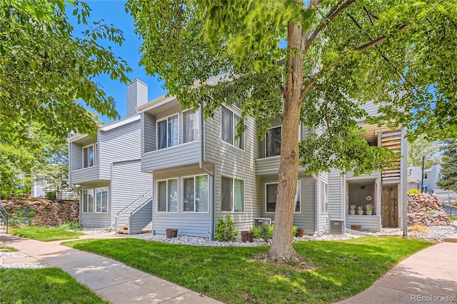 view of front of property with a front yard